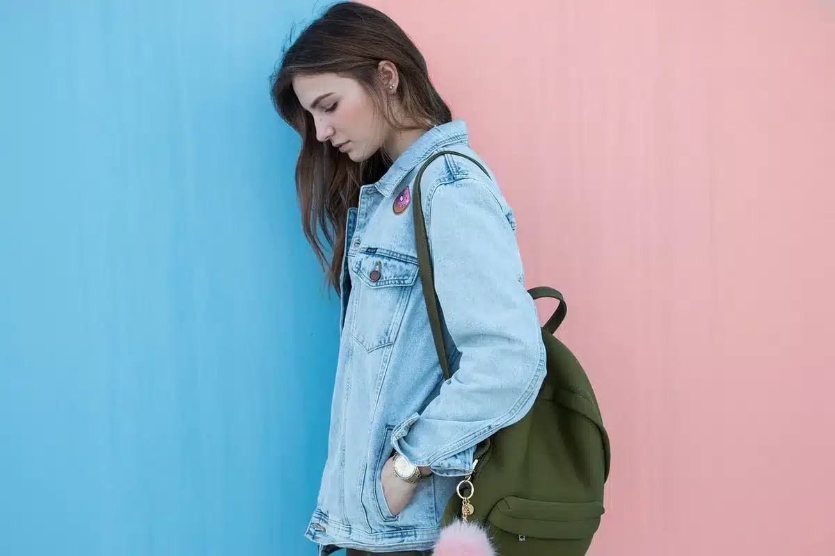 Kleine Tasche auf einer Garderobe neben Sicherheitskontrolle vor Konzert