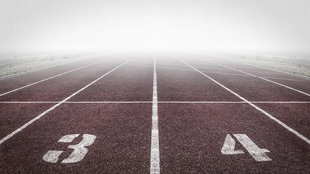 Außenansicht eines großen Football‑Stadions bei Dämmerung