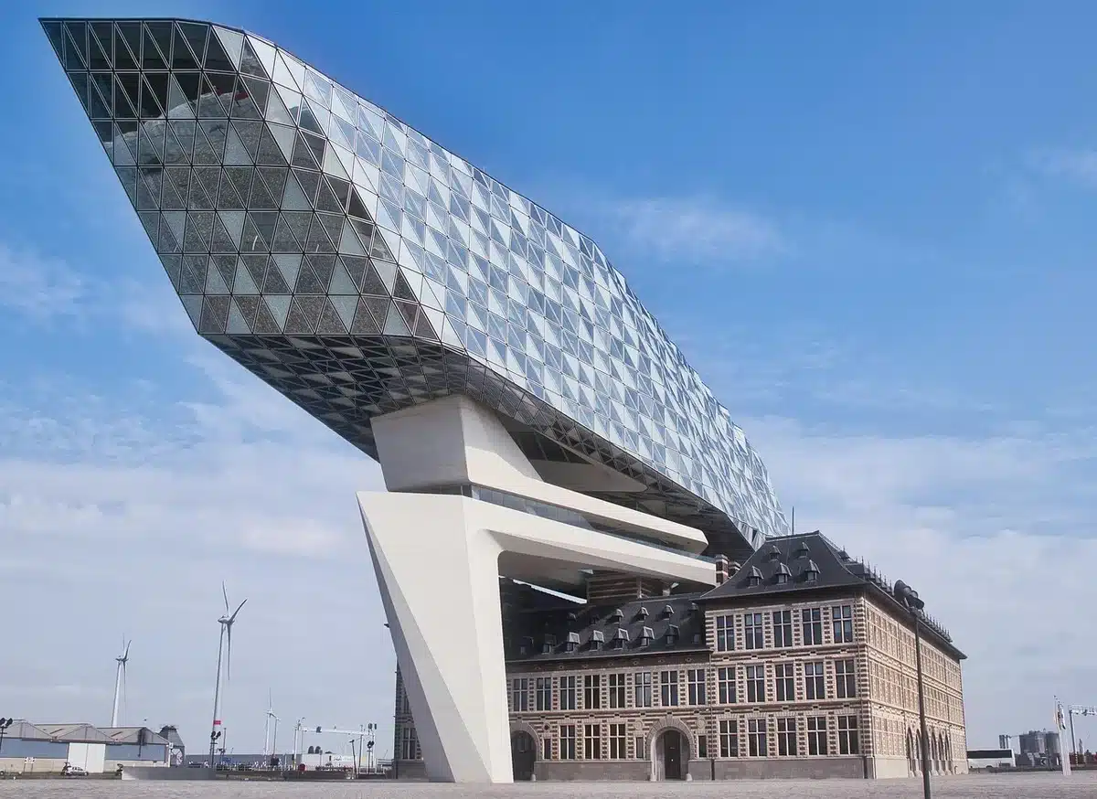 Futuristischer Pavillon mit schräge Aluminiumflächen und kristalliner Außenhaut