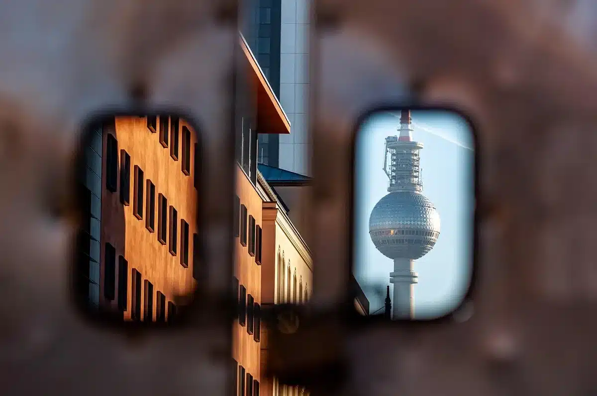 Antiquitätenexperte im Studio vor Gemälden während einer TV-Sendung