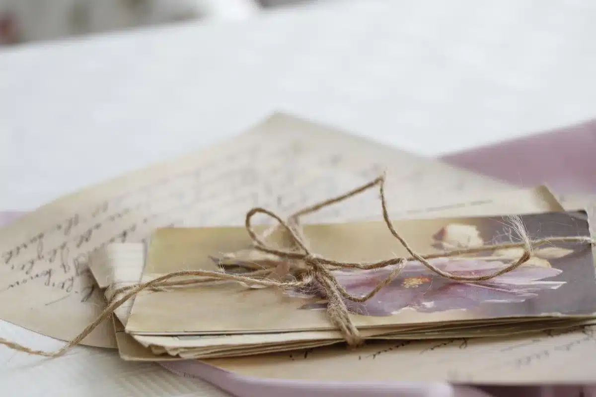 Nahaufnahme einer alten Quittung und Archivdokumente auf einem Tisch