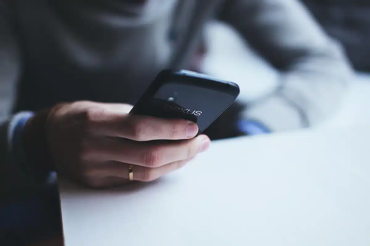 Smartphone filmt kurze Runway-Szene hinter den Kulissen