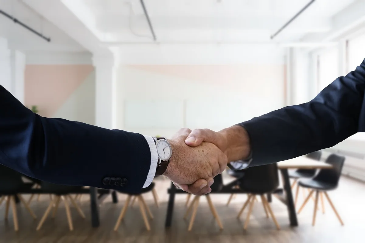 Künstlerin und Manager im Gespräch, symbolisch für Einverständnis