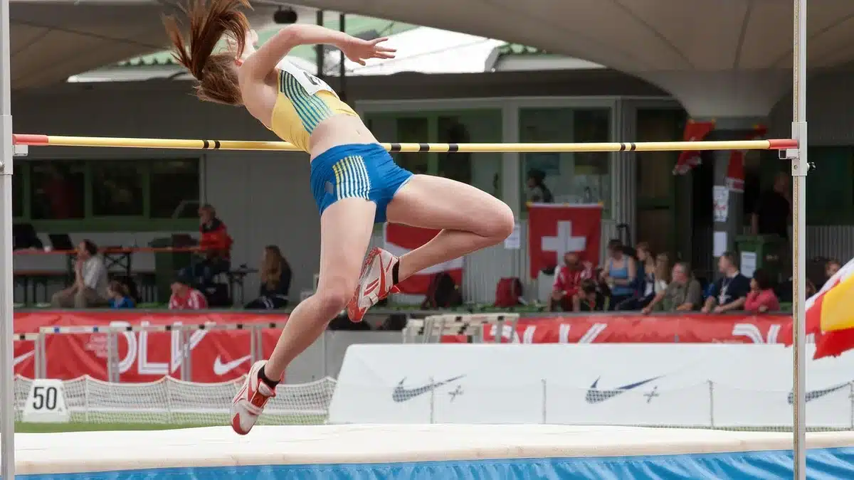 Historische Aufnahme einer Hochspringerin aus den 1930er-Jahren