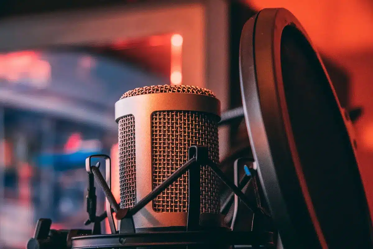 Produktionsequipment und Laptop im elektronischen Musikstudio