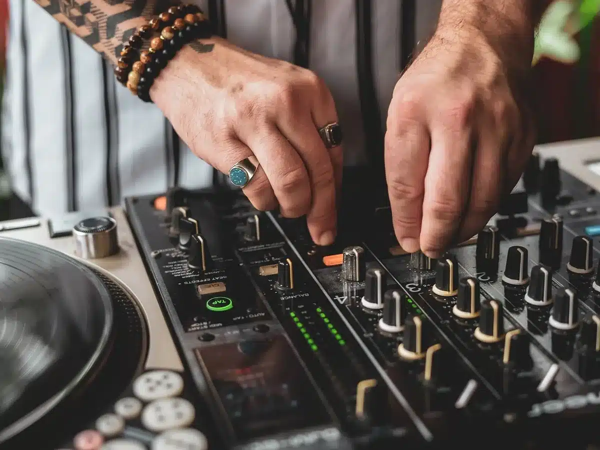 Vinyl‑ und Streaming‑Icons neben Kassetten auf einem Tisch