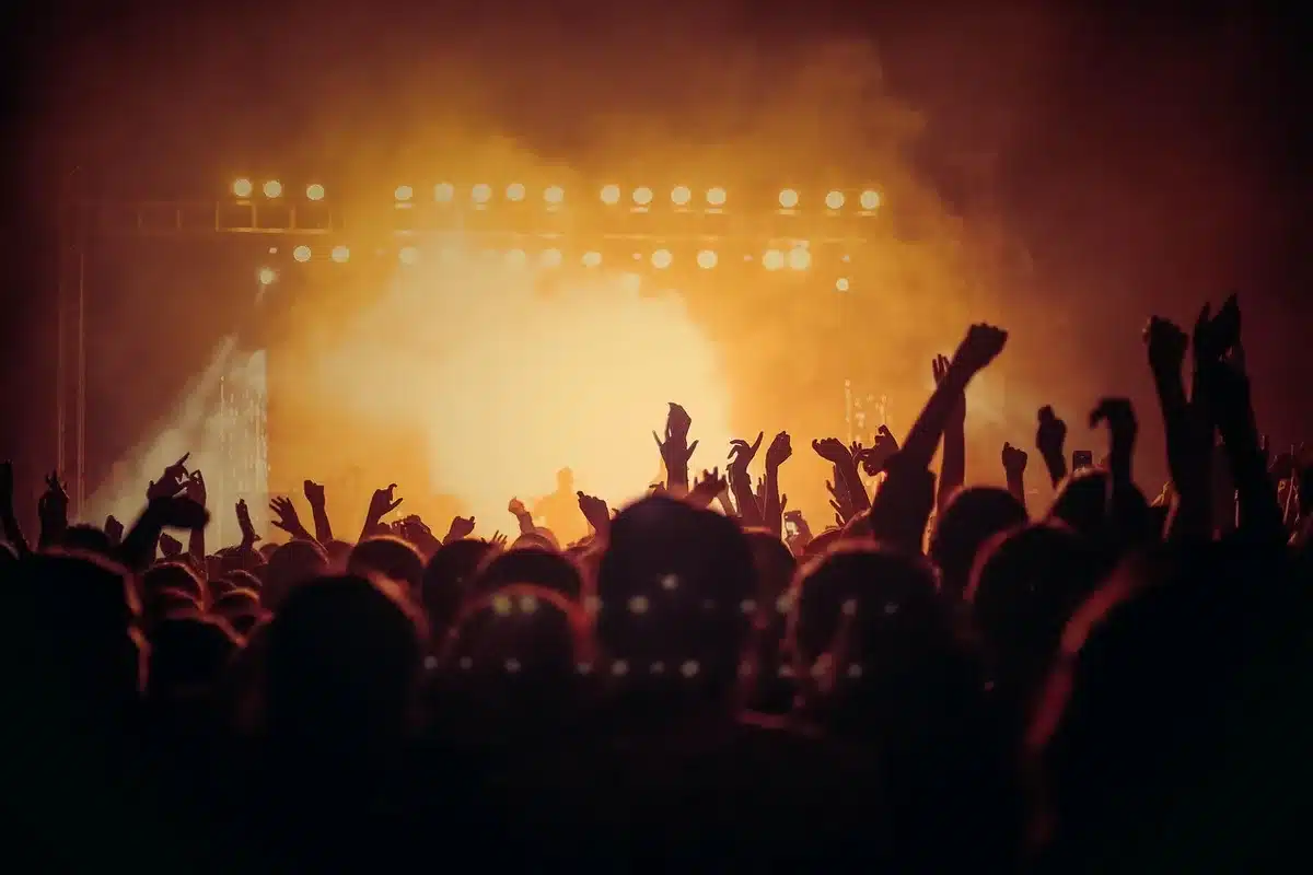 Publikum vor Programmankündigungstafel beim Festival mit Workshops und Konzerten