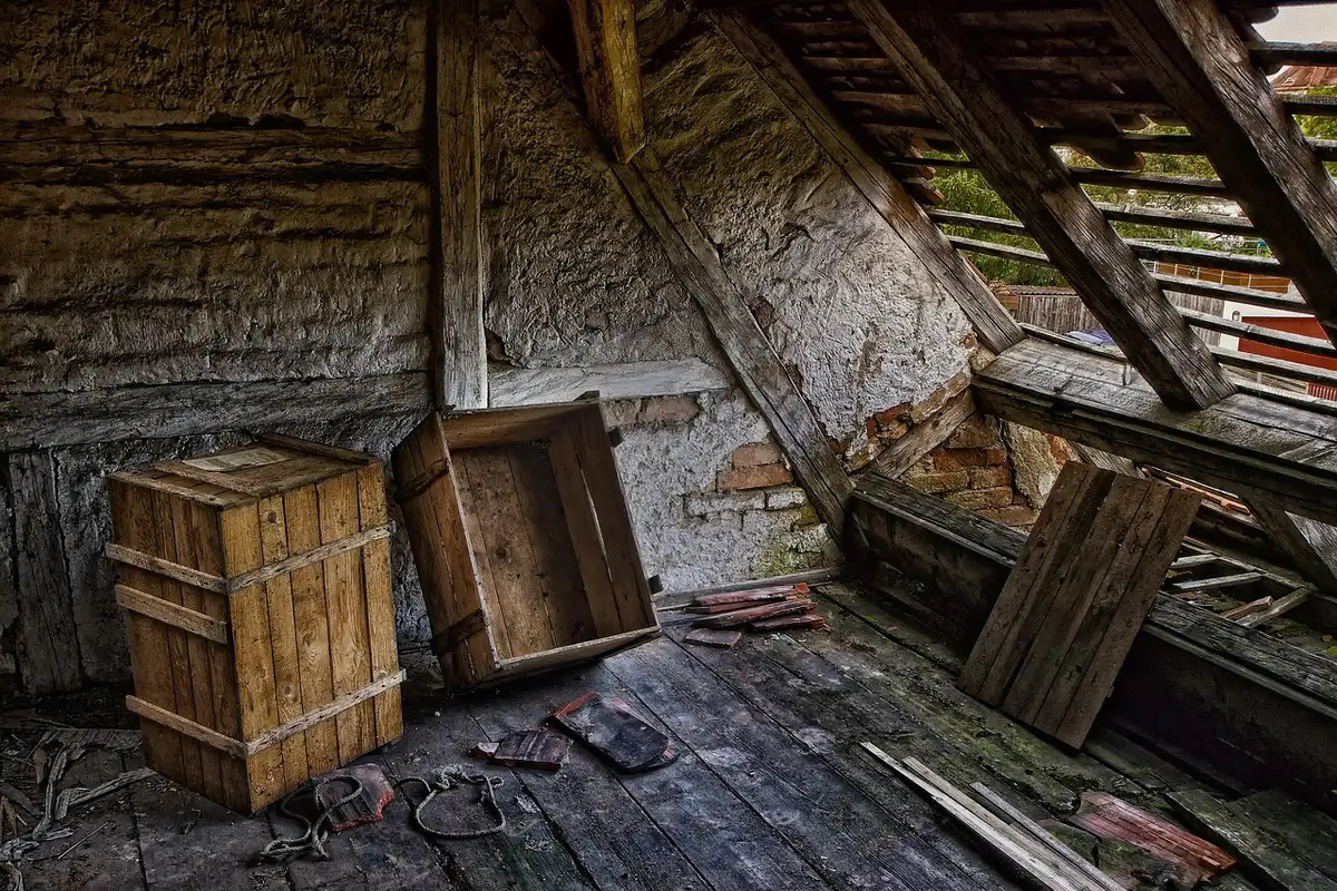 Verfallenes Hausinterieur mit Vinylplatten und einem Mikrofon als symbolisches Bild