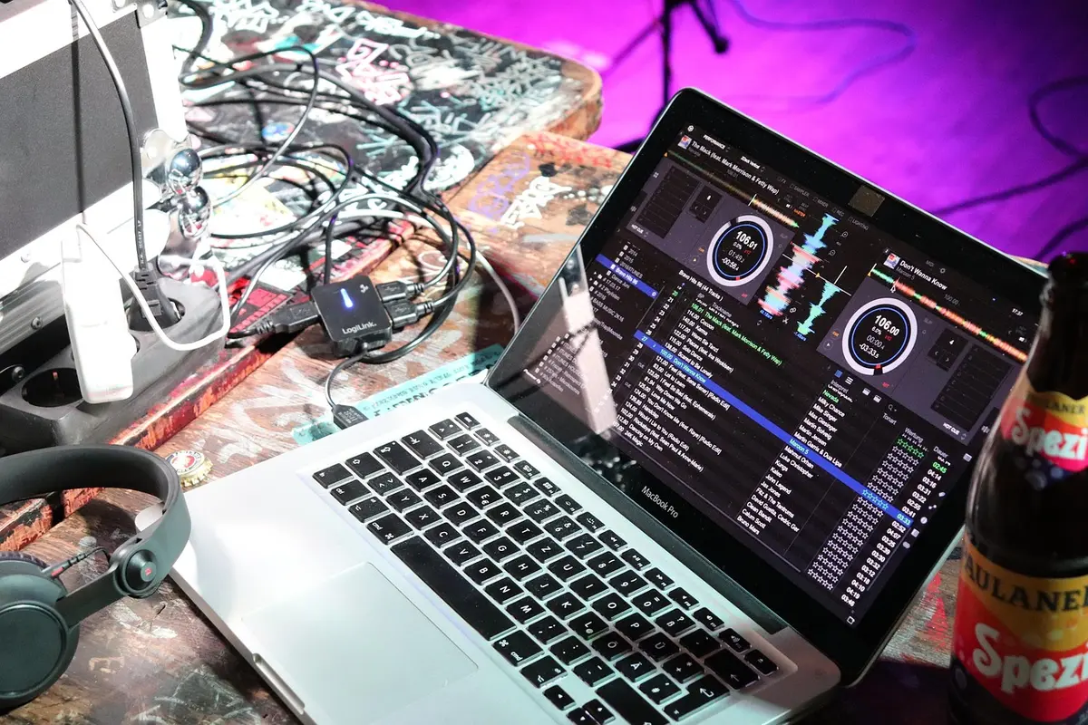 Musikproduzenten im Aufnahmestudio in Schweden