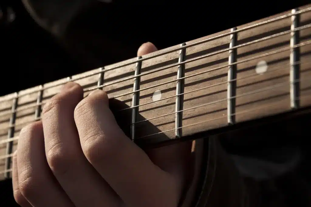 Gitarre auf Balkon mit Wahlbriefumschlag und Blick auf eine kalifornische Straße
