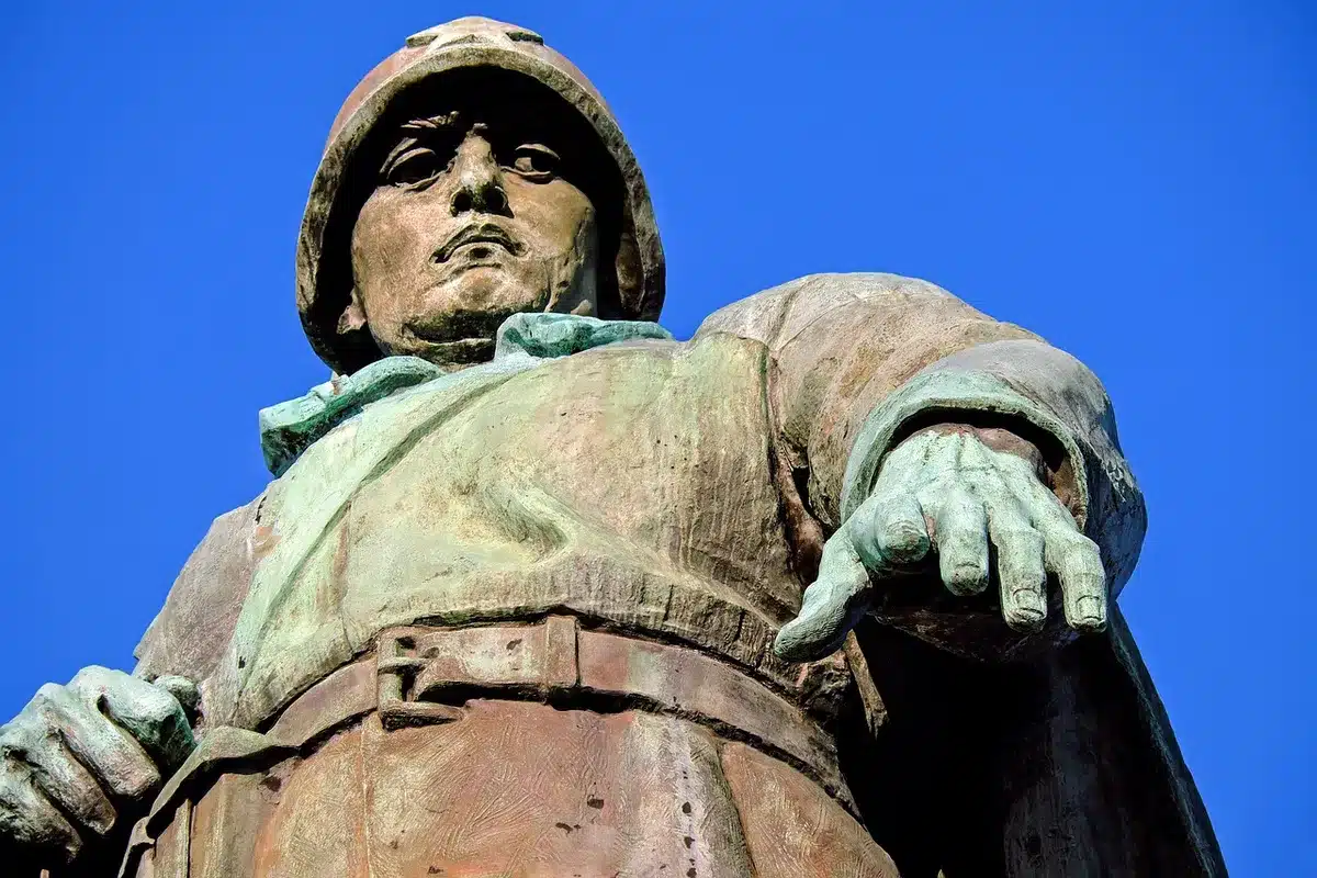 Archivbilder von Soldaten und Widerstandsgruppen außerhalb Europas