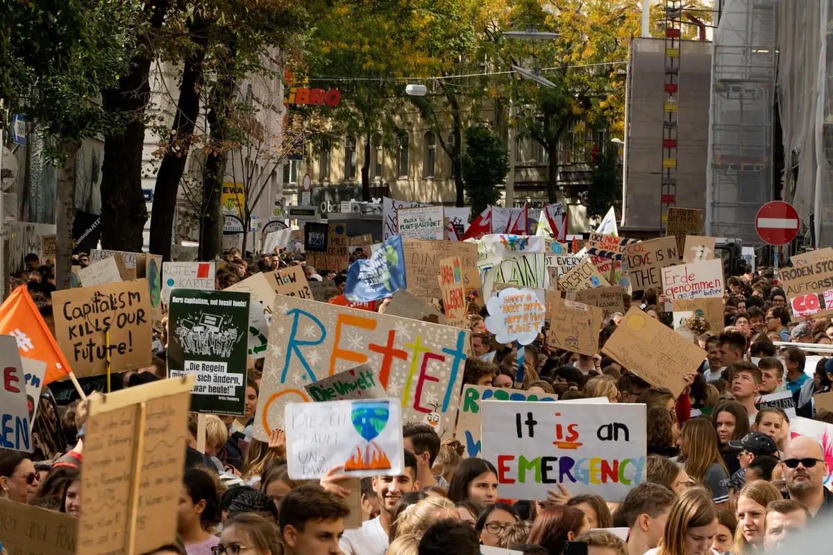 Leeres Veranstaltungsfoyer und Protestplakate vor einem Museumseintritt